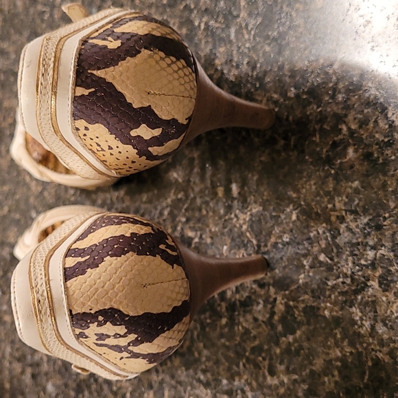 Carlos Santana Peep Toe Pumps - Picture 4 of 8